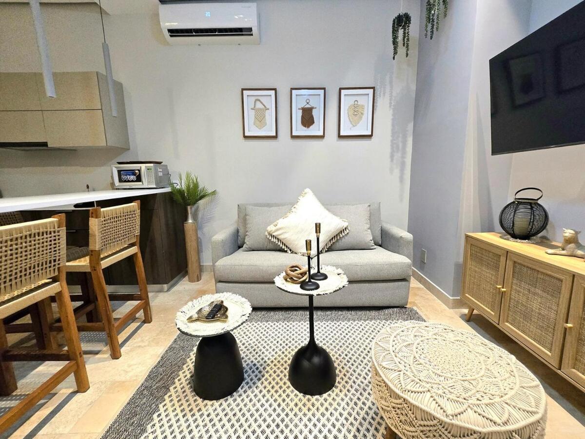 1 Bd - 5 Min Walk To *
